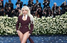 Η Σαμπρίνα Κάρπεντερ θα πρωταγωνιστήσει και θα κάνει την παραγωγή σε ένα μουσικό φιλμ εμπνευσμένο από την «Αλίκη στη Χώρα των Θαυμάτων για τη Universal Pictures