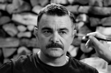 Άννα Μαρία Χατζηστεφάνου: Φωτογραφίζοντας τη «Σπασμένη Φλέβα» του Γιάννη Οικονομίδη