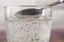 Δημοφιλής στα social media τάση αποτοξίνωσης με νερό, λεμόνι και σπόρους chia υπόσχεται «καθαρισμό» του οργανισμού, αλλά οι ειδικοί προειδοποιούν για κινδύνους