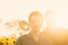 Οι Kruder & Dorfmeister επιστρέφουν με live band στην Αθήνα, στις 27 Νοεμβρίου, γιορτάζοντας 25 χρόνια «K&D Sessions» και μιλούν για τον ήχο, την πορεία και την εξέλιξή τους.