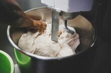 Λάρισα: Το φουλάρι που φορούσε πιάστηκε στους κυλίνδρους και έπνιξε την ιδιοκτήτρια φούρνου