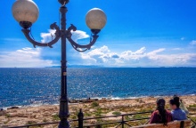 Κυρίες που κάθονται σε παγκάκι και αγναντεύουν τη θάλασσα