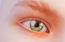 Ένας περίεργος δακτύλιος στην ίριδα του ματιού μπορεί να δείχνει συσσώρευση χαλκού ή αρχόμενη κερατόκωνο, δύο σπάνιες παθήσεις με σοβαρές επιπτώσεις στην υγεία.