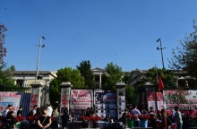 Επέτειος Πολυτεχνείου: Πολίτες κάθε ηλικίας αφήνουν λουλούδια στο προαύλιο