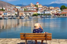 Συνταξιούχος σε παγκάκι