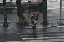 Άτομο με ομπρέλα εν μέσω καταιγίδας