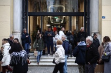 Πολίτες έξω από κατάστημα στην Ερμού