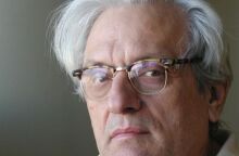 Ο καθηγητής Δημοσθένης Αγραφιώτης πέθανε στις 14 Νοεμβρίου, αφήνοντας σημαντική παρακαταθήκη στην κοινωνιολογία, την ποίηση και τα εικαστικά.