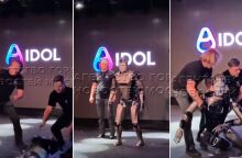 Το πρώτο ρωσικό ανθρωποειδές ρομπότ με τεχνητή νοημοσύνη έπεσε στη σκηνή κατά την επίσημη παρουσίασή του σε εκδήλωση τεχνολογίας.