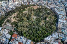 Ο Δήμος Αθηναίων επαναλειτουργεί τον «Εξωστρεφή» στον Λόφο Στρέφη, παραχωρώντας το κυλικείο δωρεάν για 5 χρόνια σε κοινωνικούς φορείς.