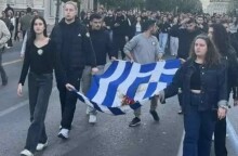 Πολυτεχνείο: Η κόρη της Φώφης Γεννηματά στην κορυφή της πορείας με τη αιματοβαμμένη σημαία 