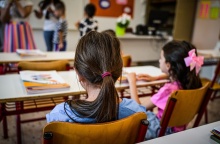 κορίτσια στα θρανία τους σε σχολική αίθουσα