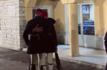 Εύζωνες συγκινούνται μετά την τελευταία τους υπηρεσία στην Προεδρική Φρουρά