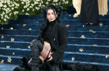 Η Charli XCX πρωταγωνιστεί στην ταινία The Moment της A24 - Το φιλμ εμπνέεται από την πορεία της - Κυκλοφόρησε το τρέιλερ - Πρεμιέρα στις 30 Ιανουαρίου 2026.