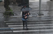 Άτομα με ομπρέλες 