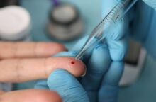 Νέα τεστ με σταγόνα αίματος προβλέπουν ασθένειες έως και 10 χρόνια πριν τα συμπτώματα, αλλάζοντας τον χάρτη της πρόληψης στην υγεία.