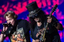 Οι Guns N’ Roses ανακοίνωσαν μεγάλη παγκόσμια περιοδεία για το 2026 σε τρεις ηπείρους και την κυκλοφορία δύο νέων τραγουδιών την επόμενη εβδομάδα.