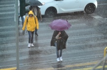 Πολίτες με ομπρέλα εν μέσω καταιγίδας 