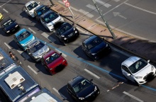 Οχήματα σε δρόμο στο κέντρο της Αθήνας