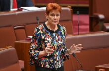 Αυστραλία: Η ακροδεξιά γερουσιαστής Πολίν Χάνσον αποβλήθηκε από τη Γερουσία επειδή φόρεσε μπούρκα σε μια προσπάθεια να ζητήσει την απαγόρευσή της.