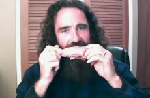 Άνδρας που τρέφεται αποκλειστικά με ωμό κρέας, παρά τις προειδοποιήσεις των γιατρών, αποκαλύπτει περίεργη παρενέργεια της αμφιλεγόμενης δίαιτας