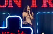 Το Βατικανό επαινεί τη Ροζαλία για το Lux- Ένα άλμπουμ με «προκλητική» αλλά ειλικρινή αναζήτηση πίστης, εμπνευσμένο από ιστορίες γυναικών αγίων.