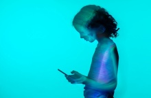 Παιδί με κινητό στο χέρι