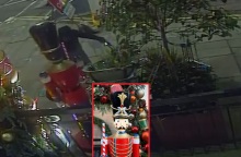 Άνδρας σε ηλεκτρικό ποδήλατο έκλεψε άγαλμα Χριστουγεννιάτικου καρυοθραύστη ύψους 2,4 μ. από μπαρ στο Εδιμβούργο - Δείτε βίντεο