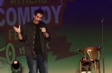 Ο Θανάσης Σαμαράς είναι ο φιλόλογος-ταξιτζής που μετατρέπει τις καθημερινές ιστορίες του δρόμου σε stand-up