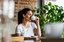 Νέα έρευνα υποδηλώνει ότι η μέτρια κατανάλωση καφέ μπορεί να επιβραδύνει τη βιολογική γήρανση, προστατεύοντας τα τελομερή του DNA.