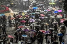 Πολίτες με ομπρέλες στο Σύνταγμα