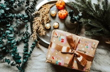 Πακέτο με χριστουγεννιάτικο περιτύλιγμα