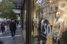 Τι ώρα κλείνουν σήμερα τα εμπορικά καταστήματα