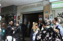 Δικηγόροι έξω από τα γραφεία του Δικηγορικού Συλλόγου Αθηνών, κατά τη διάρκεια της διαδικασίας του πρώτου γύρου των εκλογών