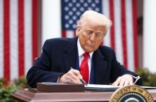 Ο Ντόναλντ Τραμπ δημοσίευσε 160 φορές στο Truth Social μέσα σε 4 ώρες, απαντώντας σε ερωτήματα για την αντοχή του - Επίθεση σε αντιπάλους, θεωρίες συνωμοσίας.