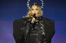 Η Μαντόνα καταγγέλλει την κυβέρνηση Τραμπ για την «αδιανόητη» απόφαση να ακυρώσει τον επίσημο εορτασμό της Παγκόσμιας Ημέρας κατά του AIDS.