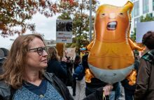 Διαδηλωτές κρατούν μπαλόνι Τράμπ έξω από την Αμερικανική πρεσβεία στο Λονδίνο