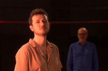 Αλέξανδρος Ραπτοτάσιος: Ο σκηνοθέτης που τολμά να πειραματίζεται με το κοινό