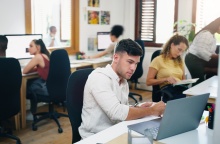 Νέοι σε κοινό χώρο εργασίας