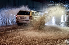Αυτοκίνητο σε πλημμυρισμένο δρόμο