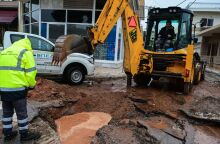 Κακοκαιρία Byron: Έσπασε αγωγός ύδρευσης στη Μάνδρα - Έκτακτη διακοπή νερού στην κεντρική αγορά - Συνεργεία στον δρόμο για αποκατάσταση.