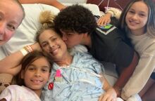 Η Κρισίλα Άντερσον, σταρ του Netflix και μητέρα τριών παιδιών, έφυγε στα 45 έπειτα από μάχη με καρκίνο παχέος εντέρου, αφήνοντας συγκλονιστικό μήνυμα