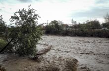 Κακοκαιρία Byron: Η Πολιτική Προστασία έστειλε μήνυμα στους κατοίκους του οικισμού Υπέρεια να απομακρυνθούν προς τα Φάρσαλα, καθώς ο ποταμός Ενιπέας υπερχείλισε