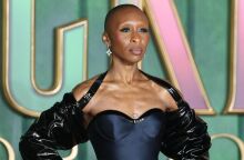 Η Σίνθια Ερίβο γράφει ιστορία στις Χρυσές Σφαίρες με το «Wicked» - Γίνεται η πρώτη μαύρη ηθοποιός με διαδοχική υποψηφιότητα στην κατηγορία μιούζικαλ/κωμωδίας.