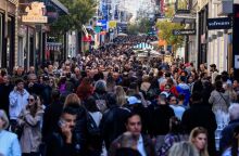 Πλήθος κόσμου ψωνίζει στην οδό Ερμού