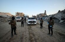 Οπλισμένοι άνδρες της Χαμάς συνοδεύουν νοσοκομειακό του Ερυθρού Σταυρού στη Γάζα