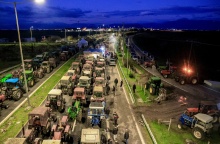 Τρακτέρ παραταγμένα στο μπλόκο της Νίκαιας στη Λάρισα