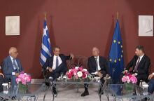 Οι πολιτικοί αρχηγοί γύρω από το τραπέζι συζητούν στη δεξίωση γιορτή της Δημοκρατίας