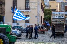 Αγρότες έξω από το κτίριο της Αποκεντρωμένης Διοίκησης Κρήτης στο Ηράκλειο