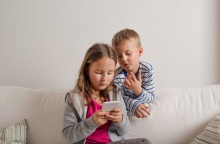 Παιδιά με κινητό στα χέρια 